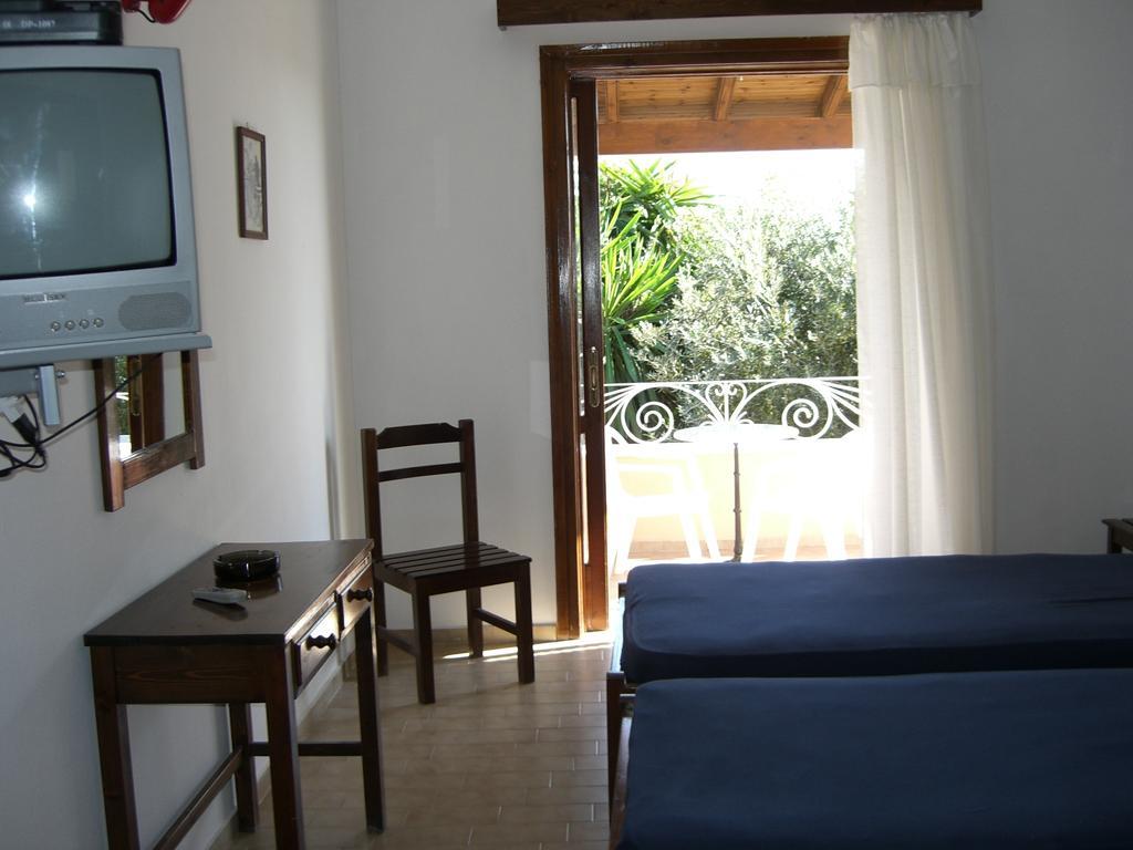 Atisis Apartments Benitses  Oda fotoğraf